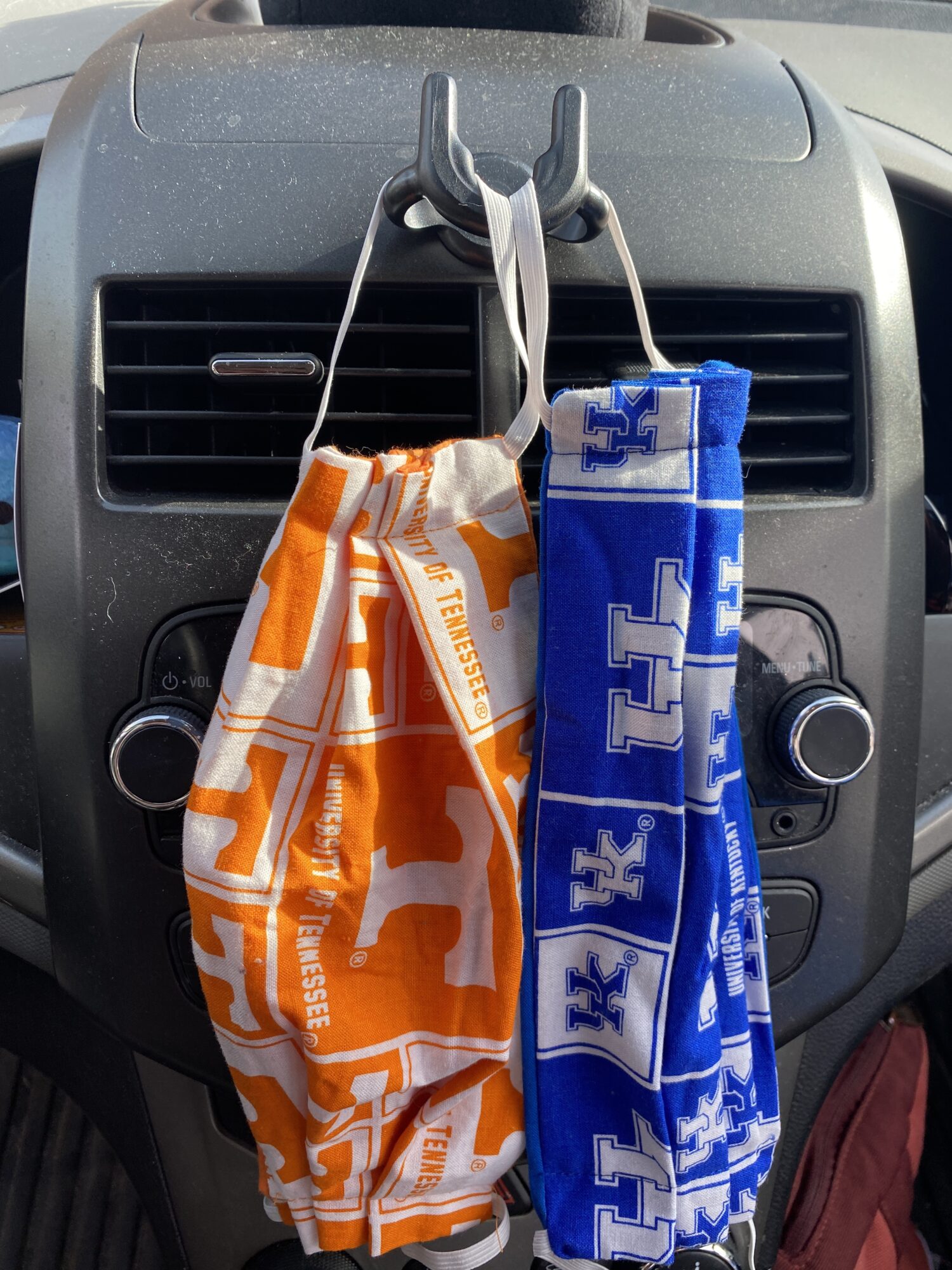 PopSocket Hook can hold your face mask - The popular Pop for your phone has hooks to hold yourphone, you can use that hook to hold your face mask when not wearing it. #Pop #PopSocket #FaceMasks