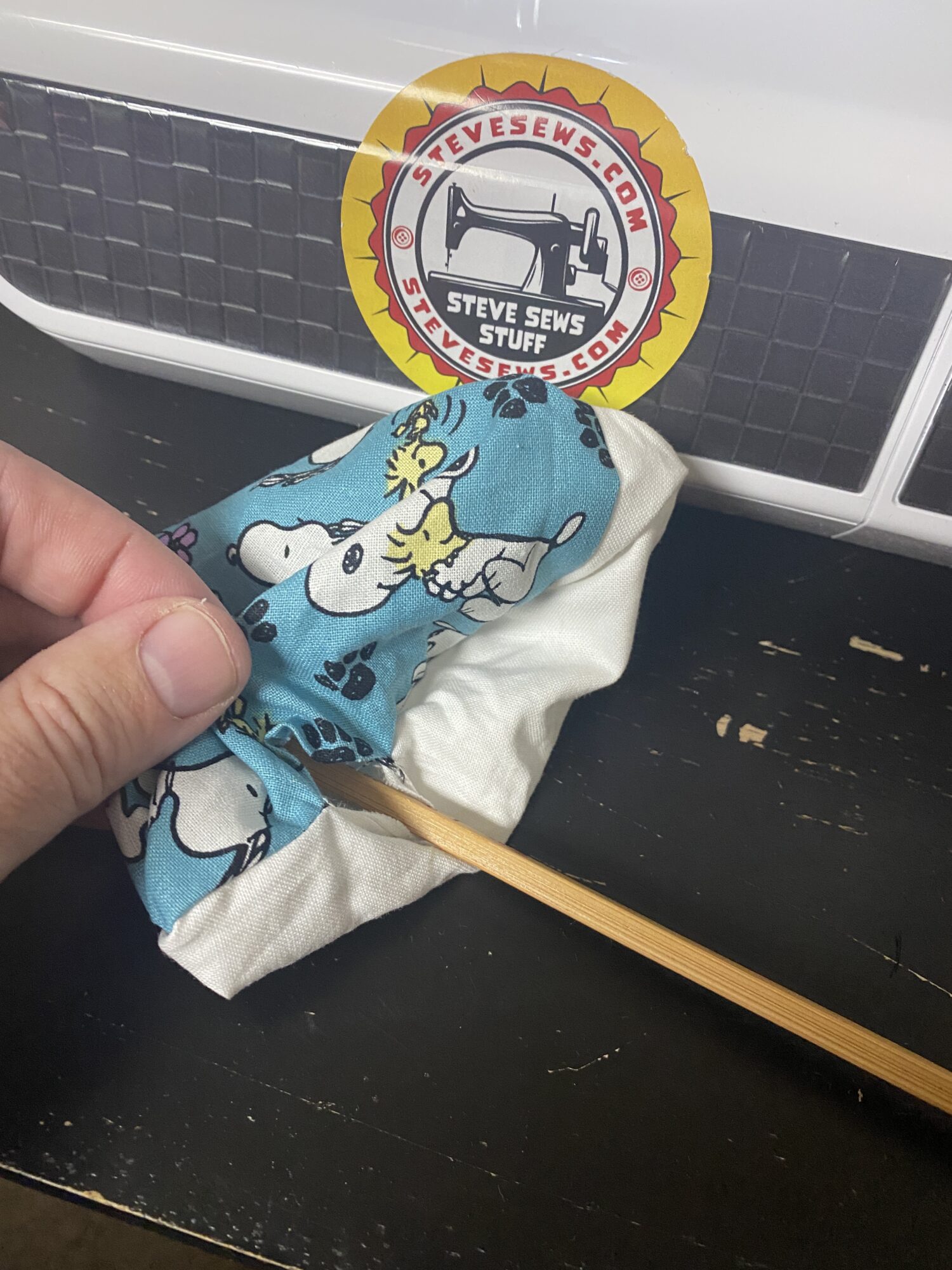 Use a chopstick to turn fabric out the right way - Here is a clever way to turn your fabric right side out after sewing by using a chopstick. #Chopstick #Chopsticks #Sewing