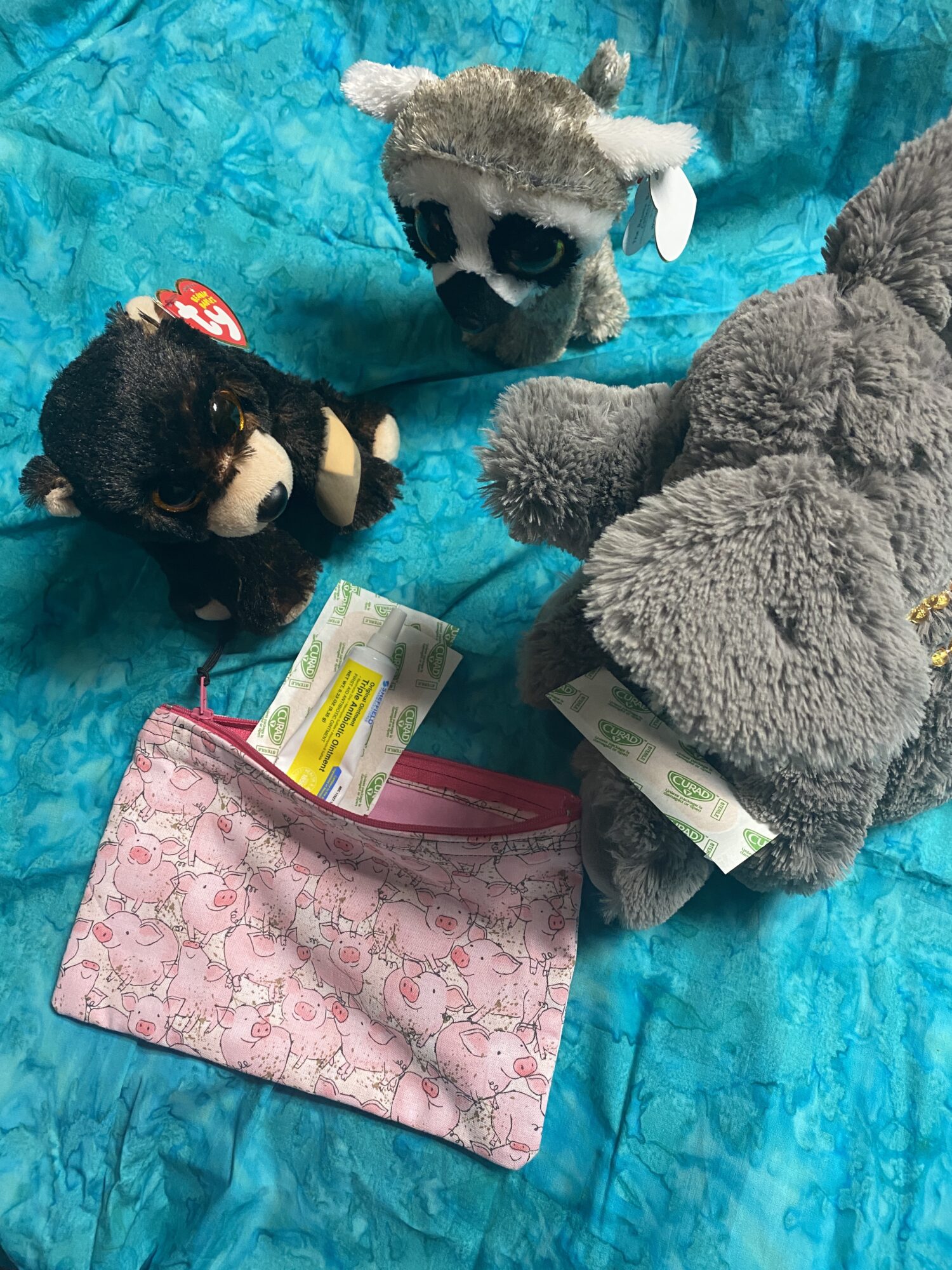 Ellie is showing Linus how to do first aid by treating Kodi’s hurt paw at Camp Lovee #plushies #camplovee #tybeanieboos #tycuddlys 