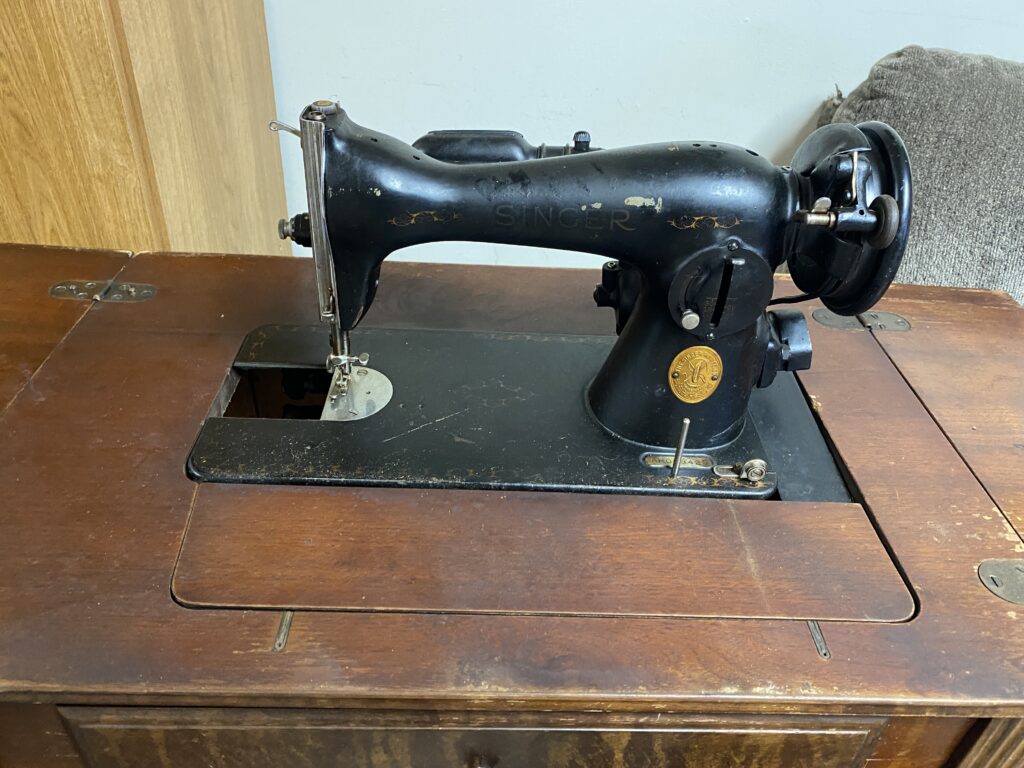 Meet Rosie - An Antique Singer Sewing Machine in a cabinet that was given to me. #AntiqueSingerSewingMachine #AntiqueSewingMachine